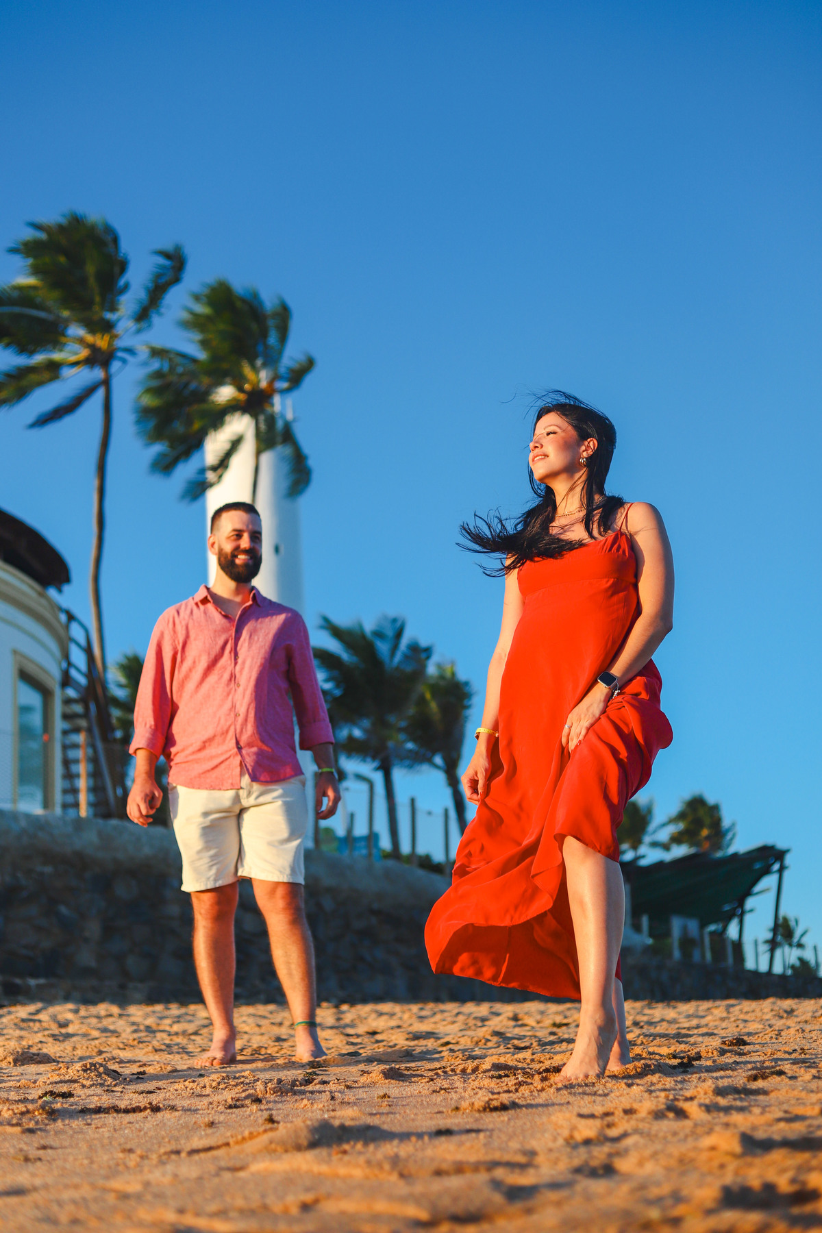 Praia do Forte como palco de um pedido de casamento emocionante, com fotos repletas de amor e alegria.