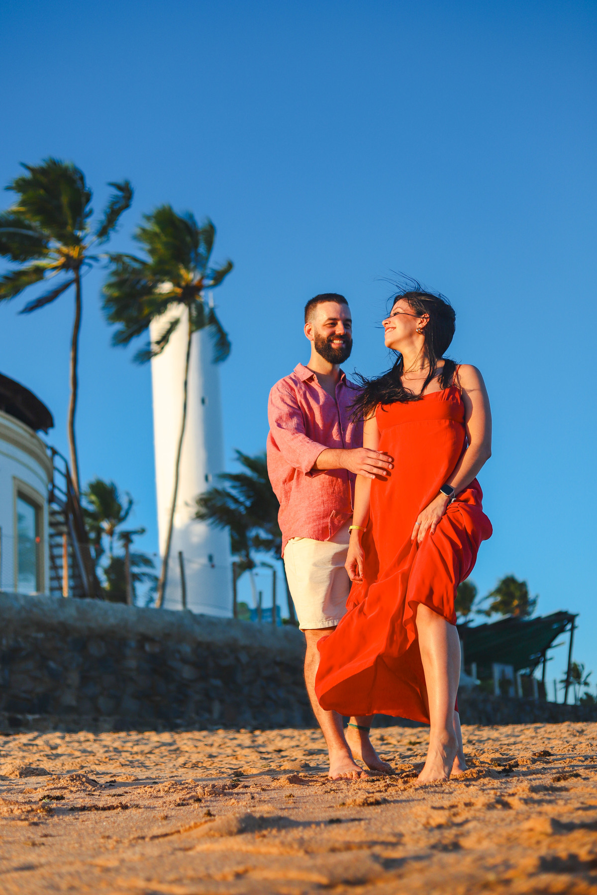 Praia do Forte como palco de um pedido de casamento emocionante, com fotos repletas de amor e alegria.