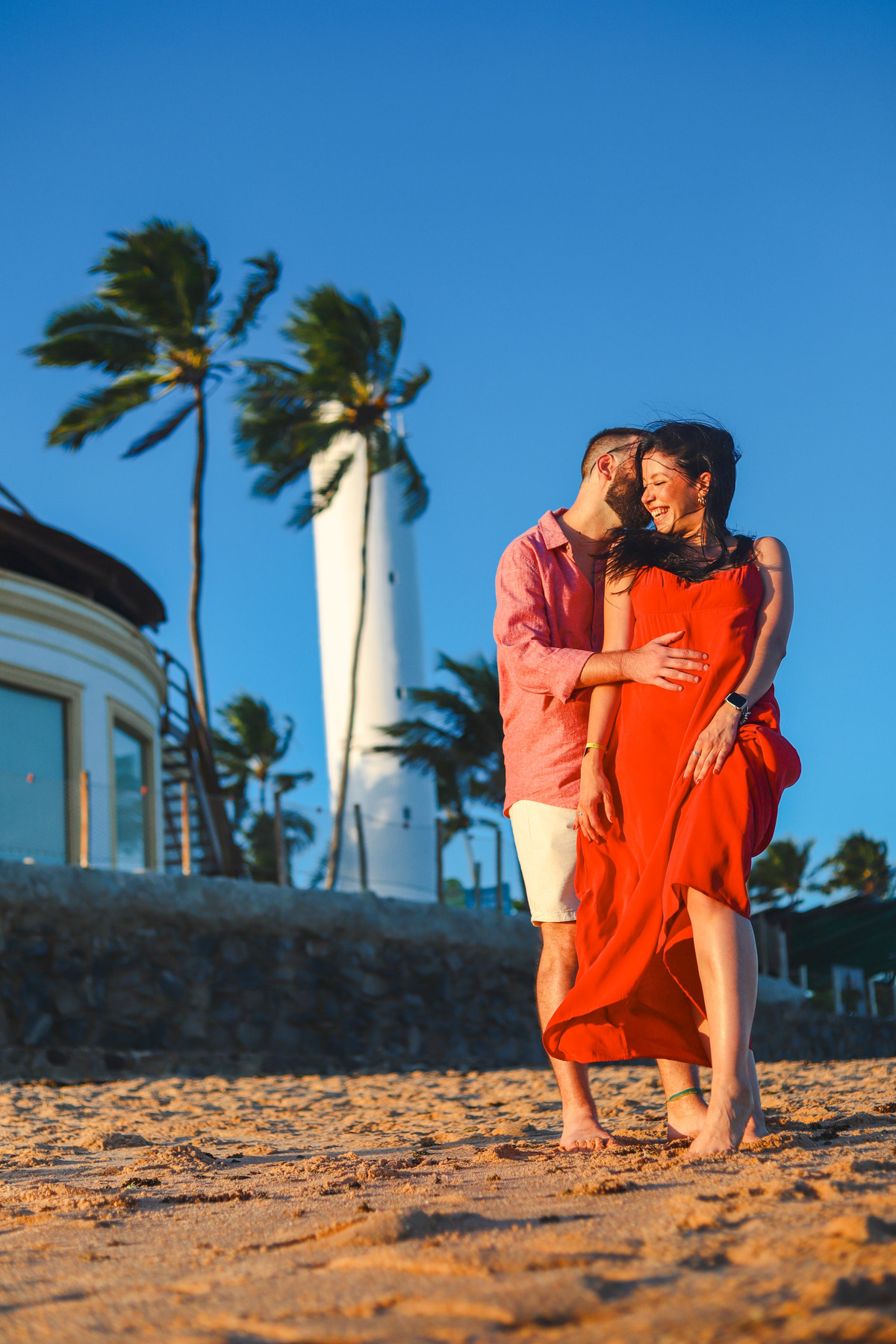 Praia do Forte como palco de um pedido de casamento emocionante, com fotos repletas de amor e alegria.