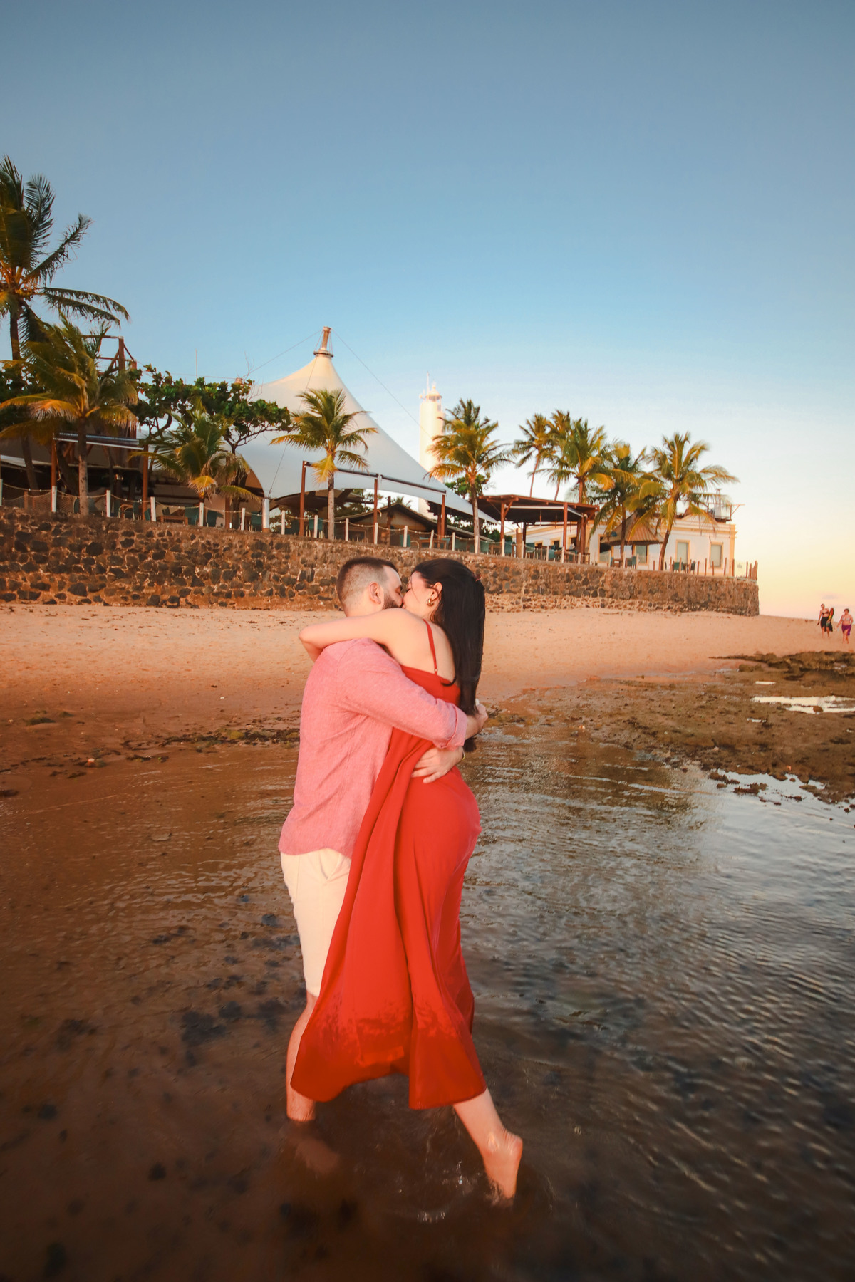 Surpresa e emoção no pedido de casamento ao ar livre na charmosa Praia do Forte.
