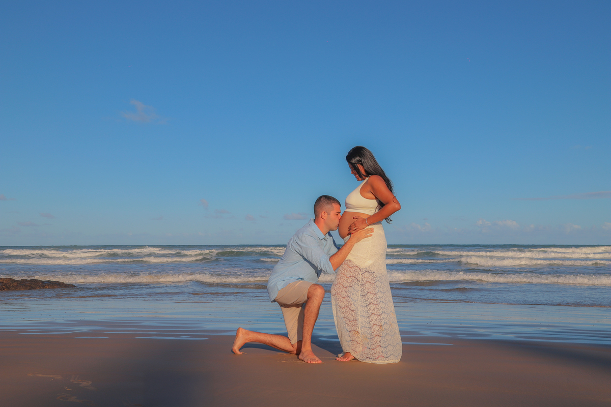 Carinho entre o casal registrado em um dos lugares mais lindos da Bahia: Praia do Forte. Foto de drone em Praia do Forte Bahia, Waldyr Lantyer Casamentos Litoral Norte Bahia, Fotógrafo de Casamento Iberostar, Fotógrafo wedding day.