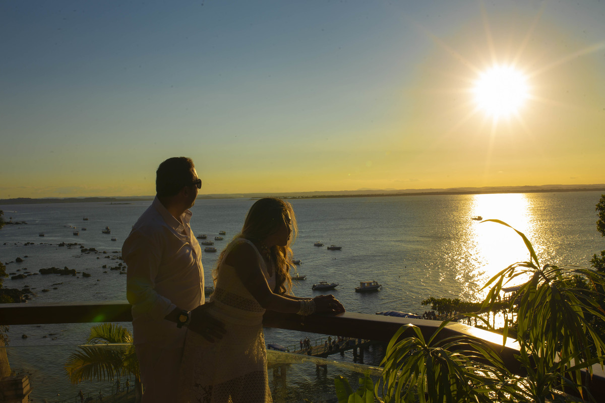 Casamento Praia do Forte Bahia - Casal namorando ao por do sol em Morro de São Paulo Bahia