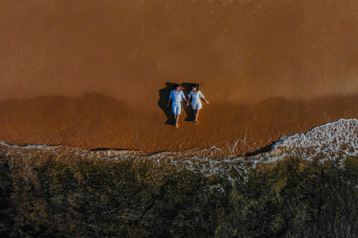Casal sendo fotografado por drone em Praia do Forte Bahia