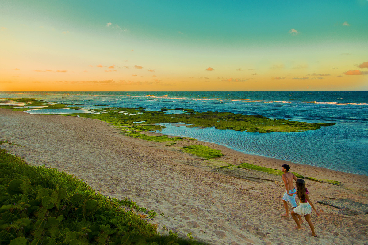 Casal correndo na praia na Bahia Casamento em Salvador