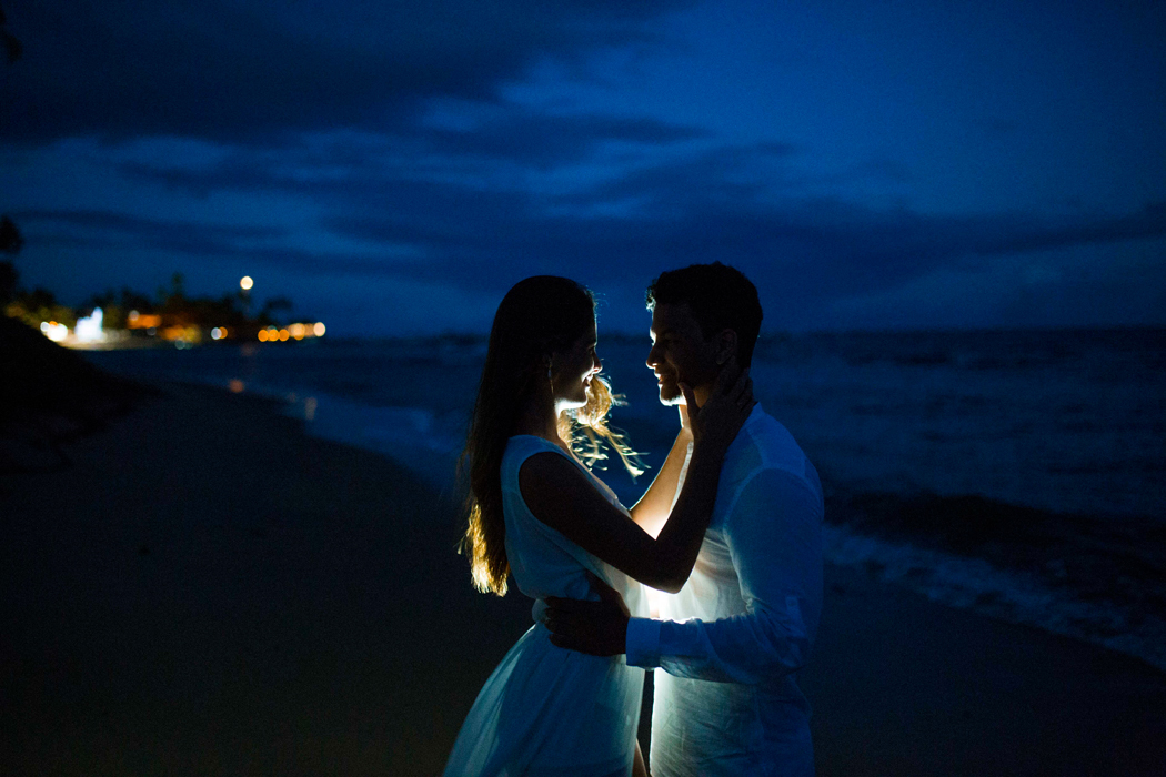 Namorados ao luar em Praia do Forte Bahia 
Fotógrafo de casamento na Bahia, Ensaio Pré Casamento em Praia do Forte Bahia - Casamento Bahia