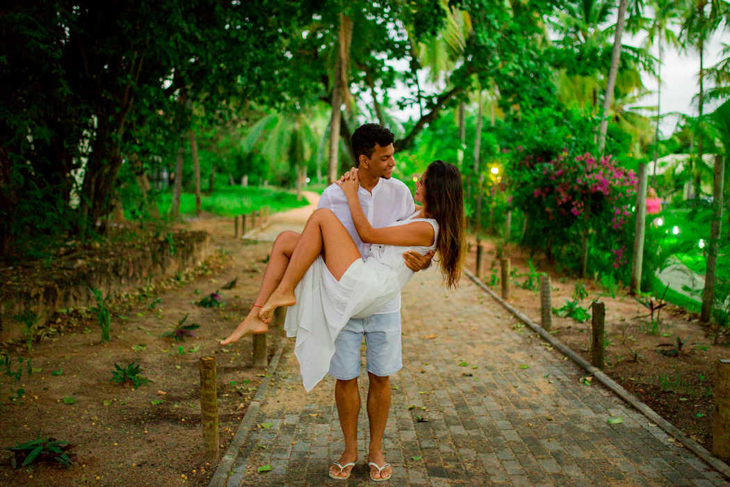 A alegria está estampada no rosto deles e é bem fácil perceber através das fotos. Um ensaio bem divertido e com muito amor e companheirismo envolvido. 
Fotógrafo de casamento na Bahia, Ensaio Pré Casamento em Praia do Forte Bahia - Casamento Bahia