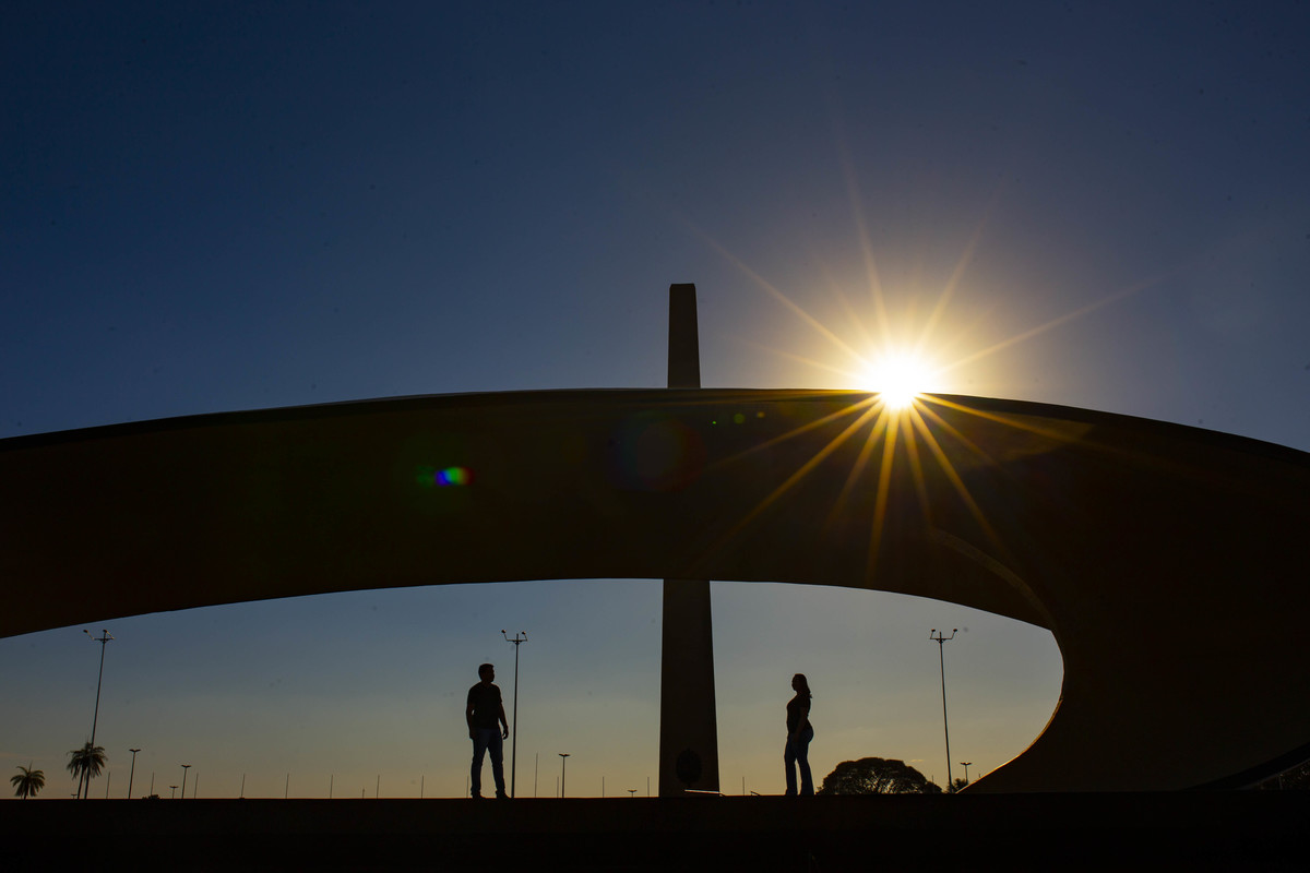 Casal faz ensaio fotográfico  no quartel general de Brasília