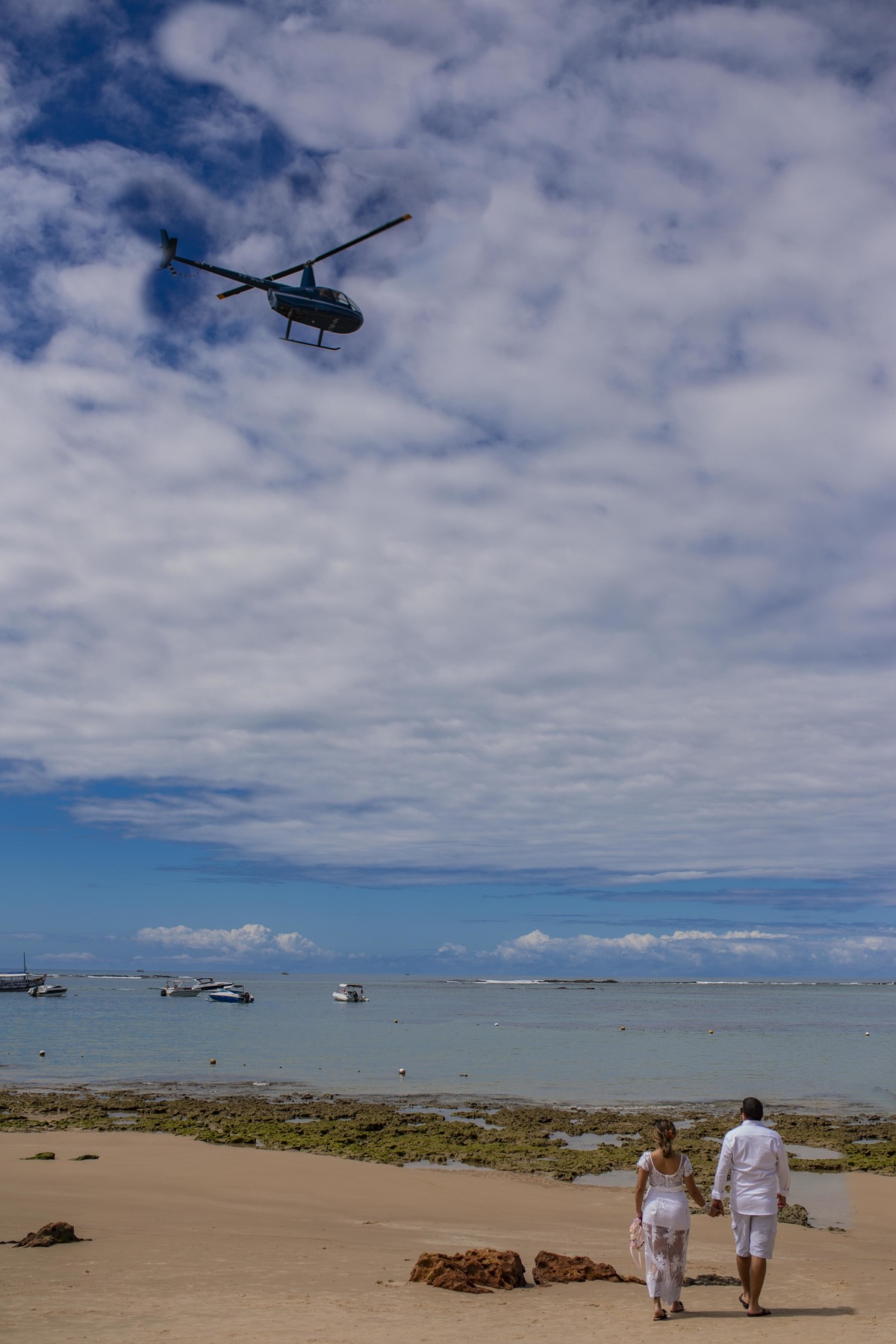 Ela foi fotografada em Morro de São Paulo, Bahia, um local muito especial, que eles amam e guardam no coração. <3 Pré-Casamento Morro de São Paulo Bahia Passeio de Helicóptero em Morro de São Paulo 