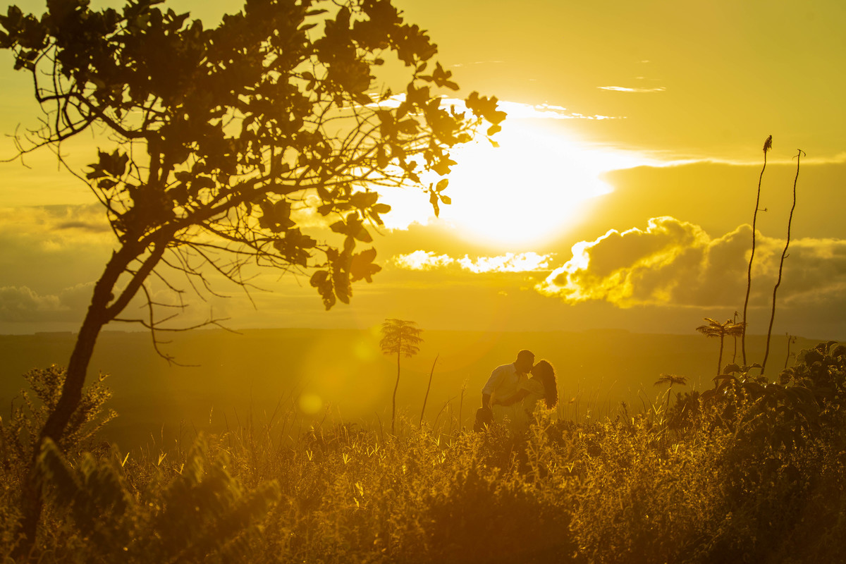 Casal se beijam ao por-do-sol em Cachoeira em Brasília-DF
Pré-Casamento em cachoeira
Casar em Brasília