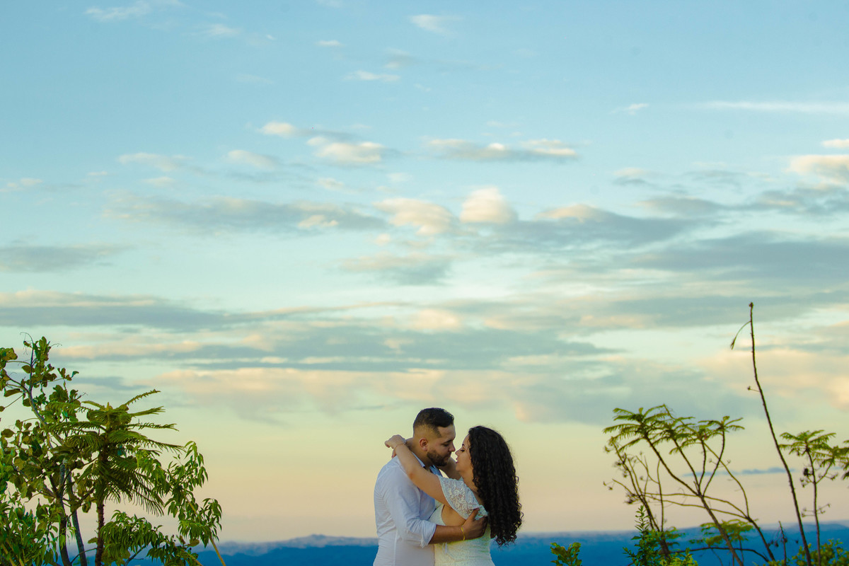 Casal se beijam ao por-do-sol em Cachoeira em Brasília-DF
Pré-Casamento em cachoeira
Casar em Brasília