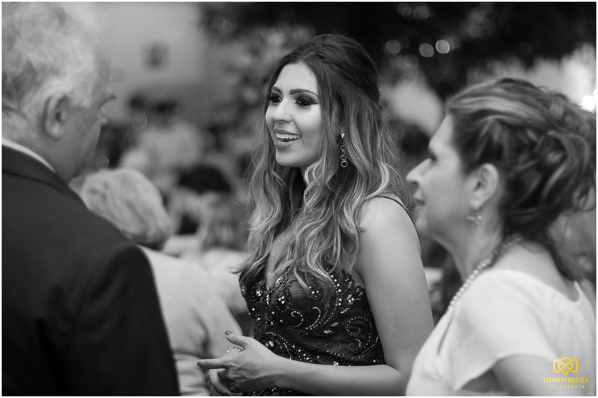 foto descontraída, em preto e branco 