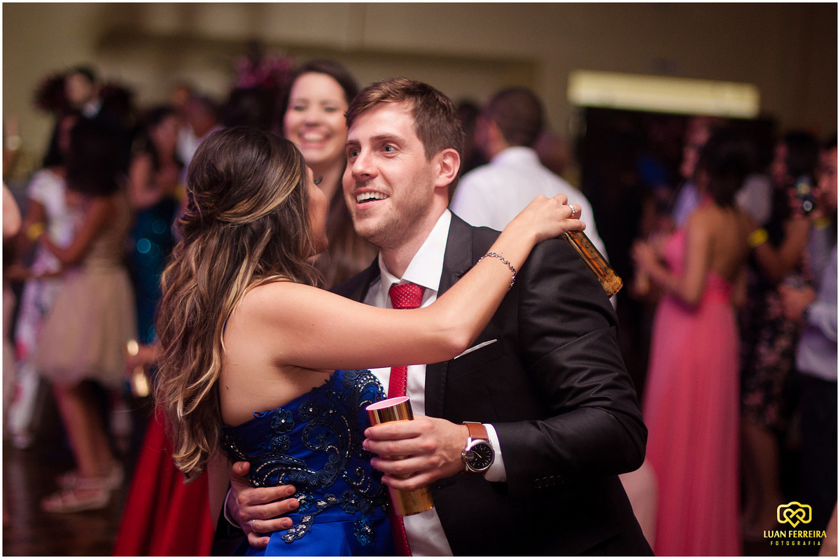 formanda comemorando formatura no clube cidade luz em tubarão-sc