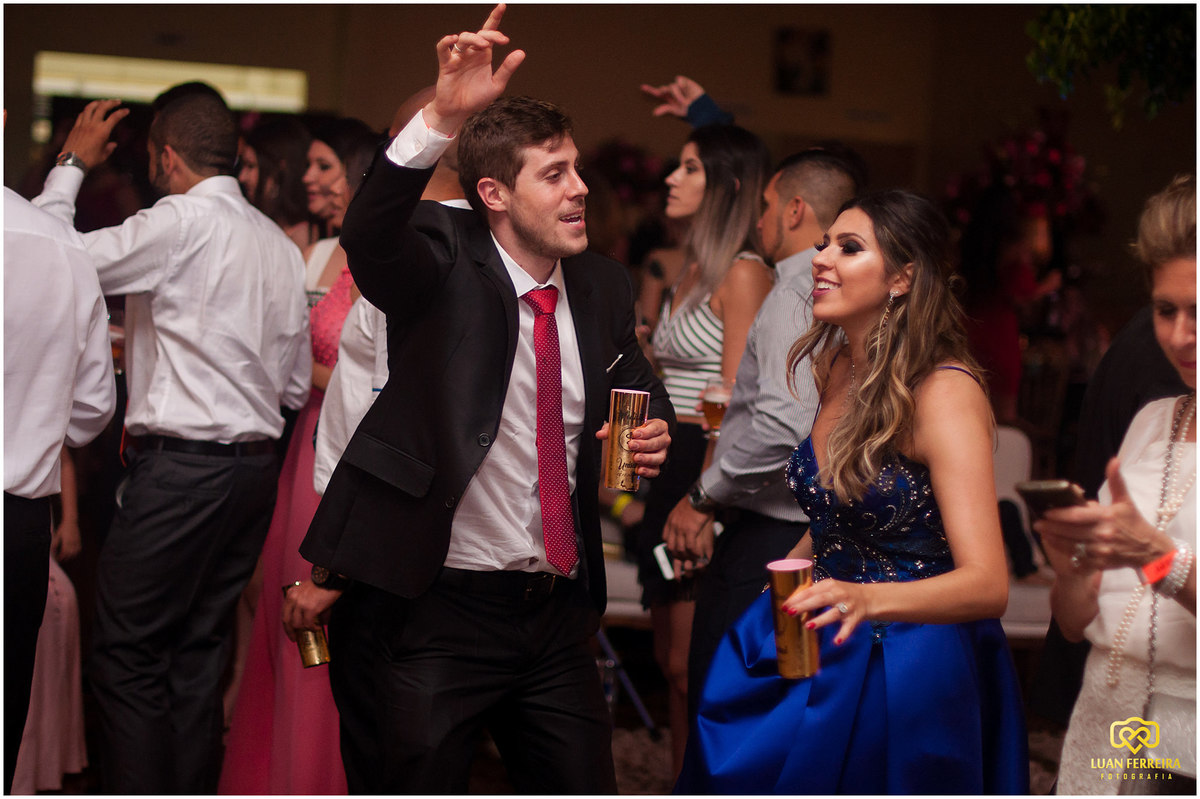 formanda comemorando formatura no clube cidade luz em tubarão-sc