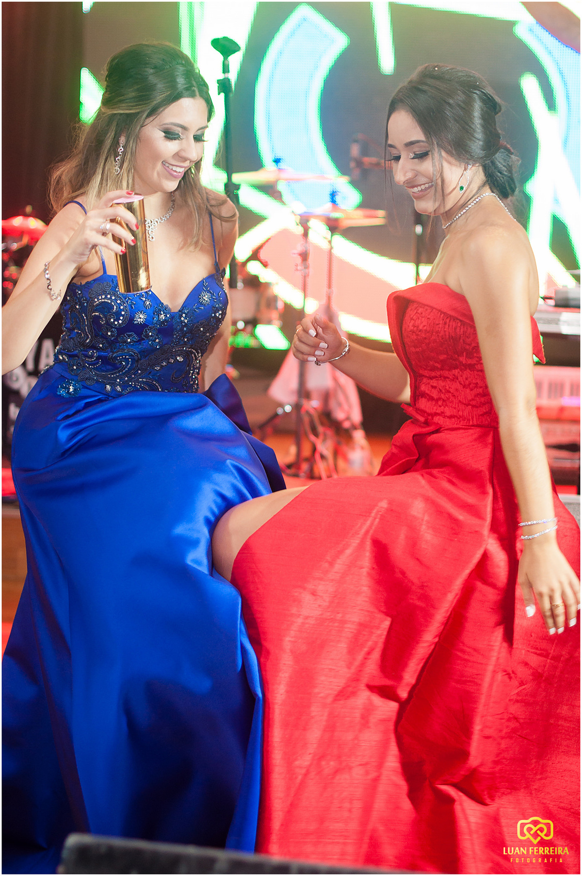 formanda comemorando formatura no clube cidade luz em tubarão-sc