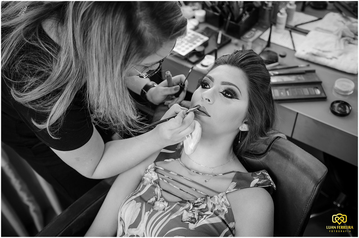 formanda fazendo maquiagem, foto do making off no salão de beleza