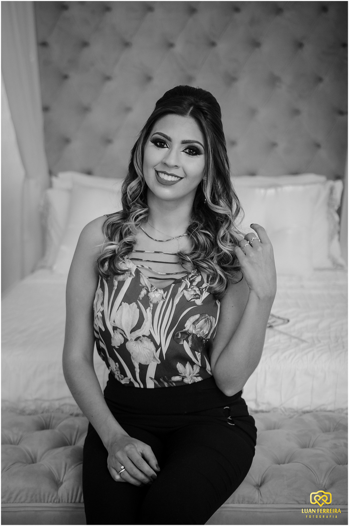 formanda fazendo maquiagem, foto do making off no salão de beleza