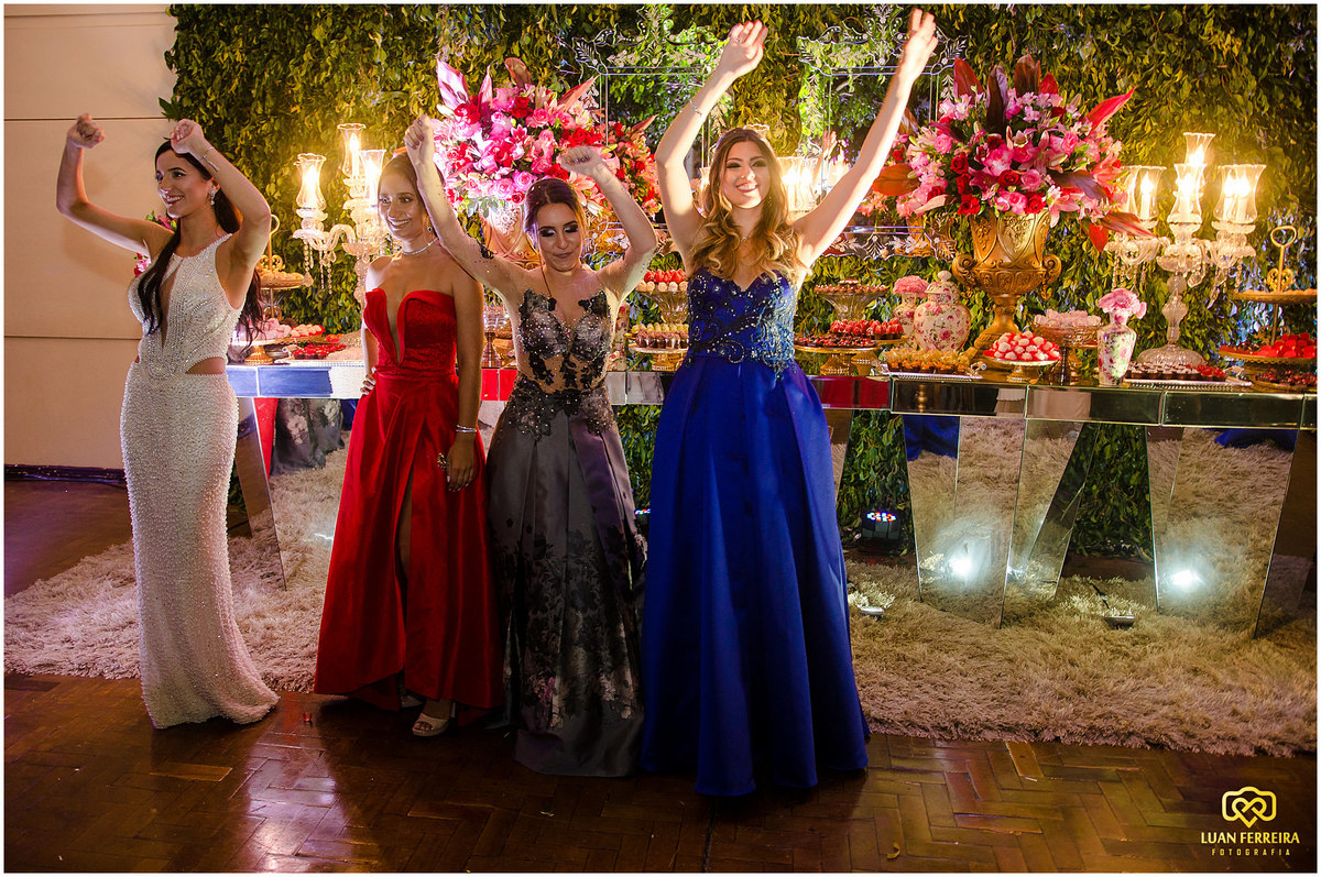 formadas dançando para comemorar a formatura no clube cidade luz em tubarão-sc