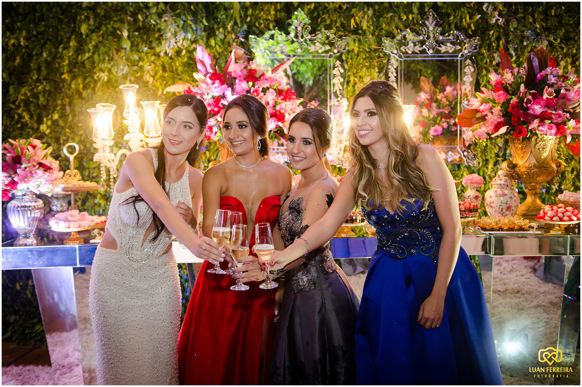 formanda comemorando formatura no clube cidade luz em tubarão-sc