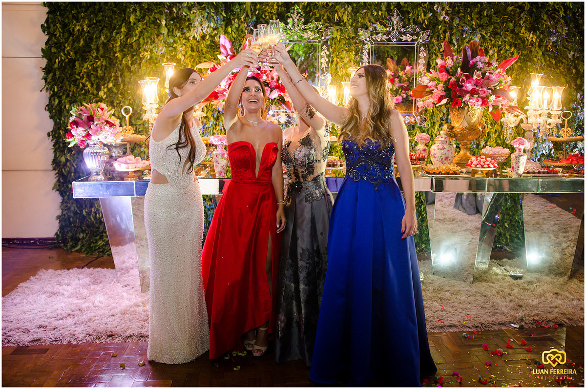 formanda comemorando formatura no clube cidade luz em tubarão-sc, brinde