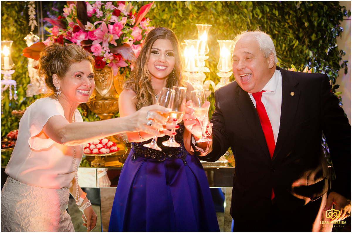 formanda comemorando formatura no clube cidade luz em tubarão-sc