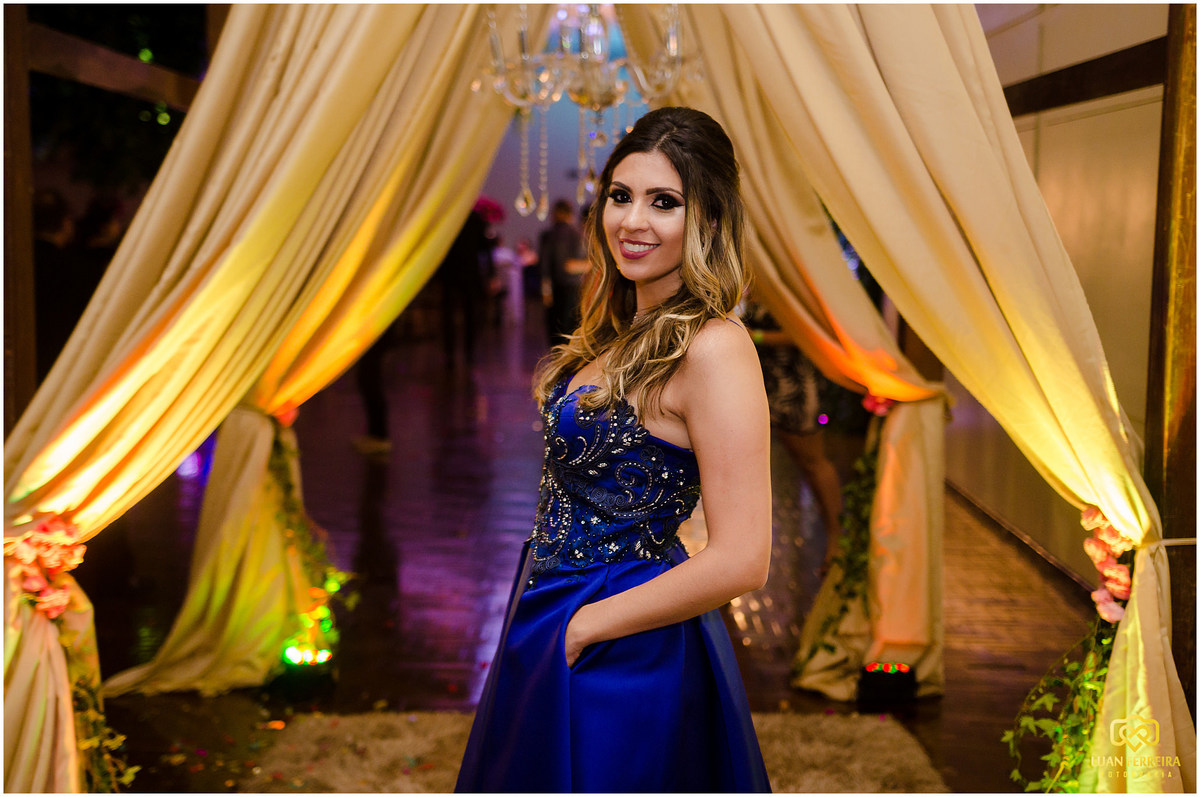 formanda comemorando formatura no clube cidade luz em tubarão-sc