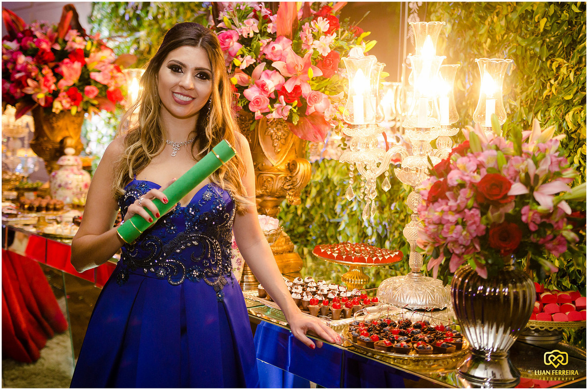 formanda comemorando formatura no clube cidade luz em tubarão-sc