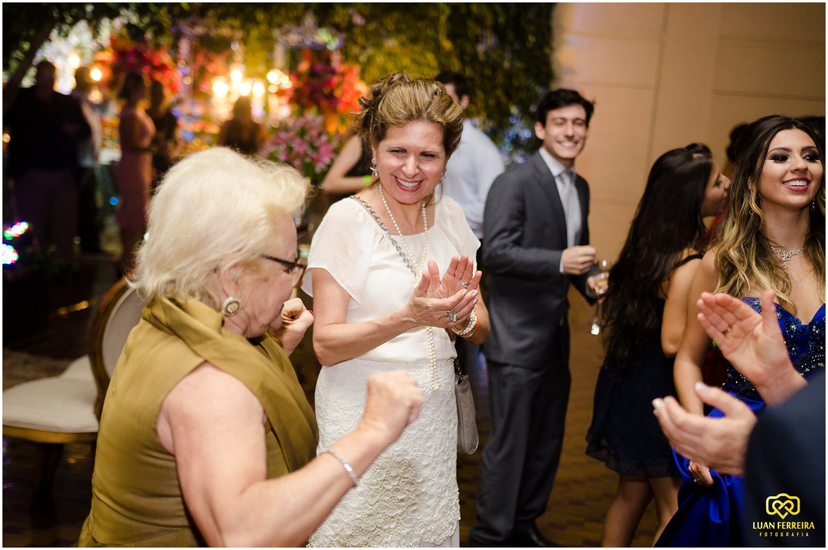 formanda comemorando formatura no clube cidade luz em tubarão-sc