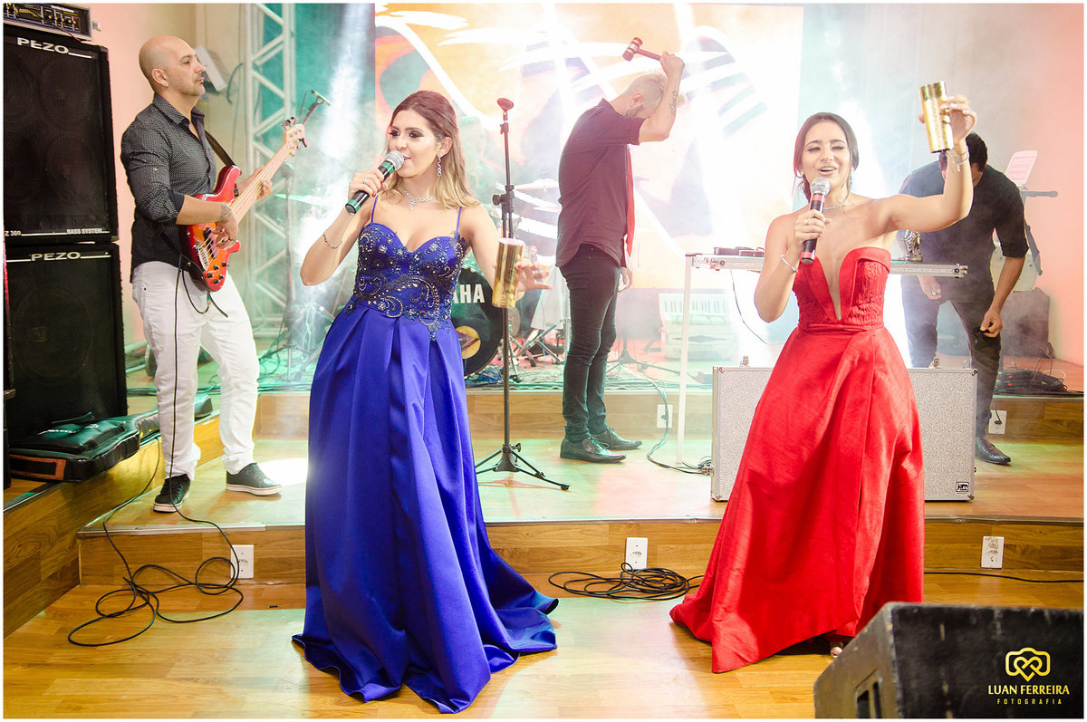 formanda comemorando formatura no clube cidade luz em tubarão-sc