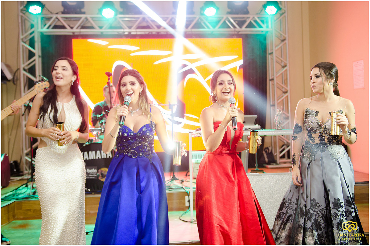 formanda comemorando formatura no clube cidade luz em tubarão-sc