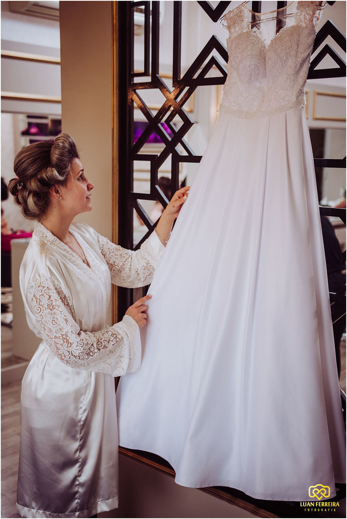 noiva olhando o vestido que vai se casar 