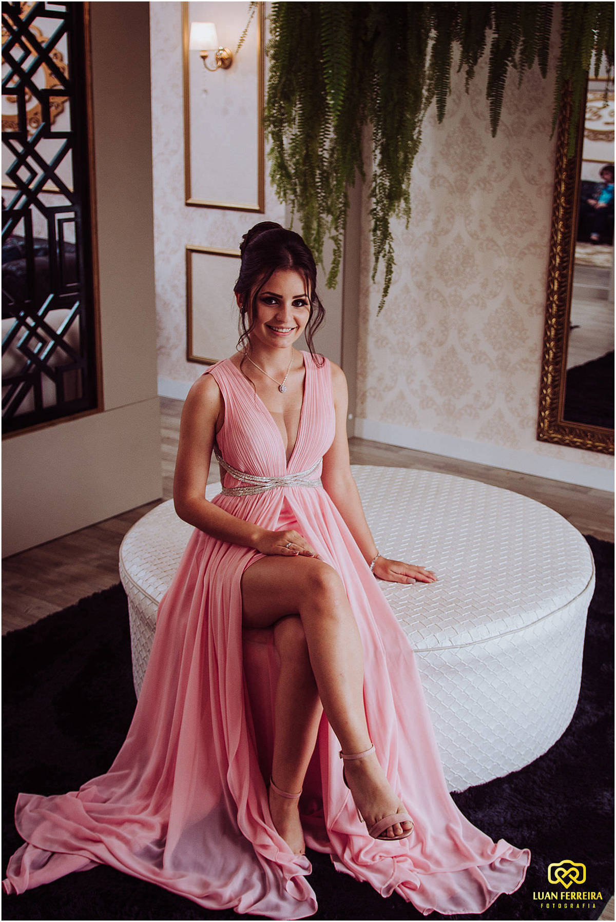 irmã da noiva posando para do antes do casamento 