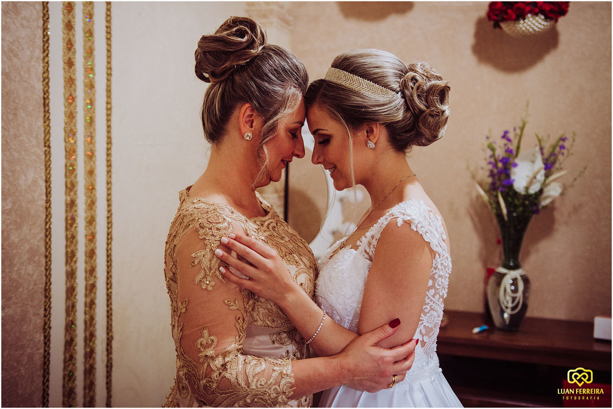 abraço de mãe e filha antes do casamento