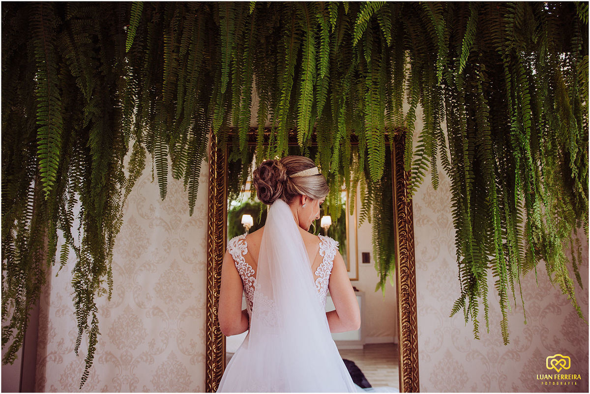 noiva de costas mostrando o vestido 