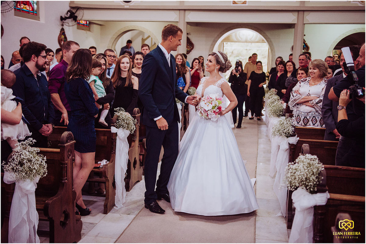 noivo entrando na igreja com sua família