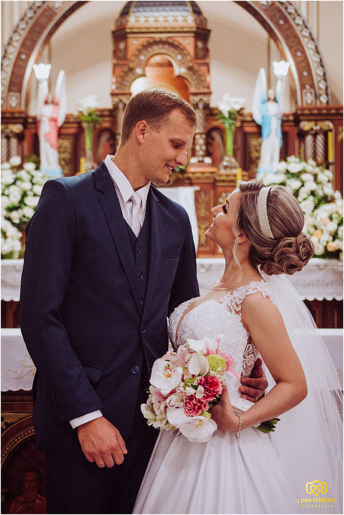 noivo olhando para noiva