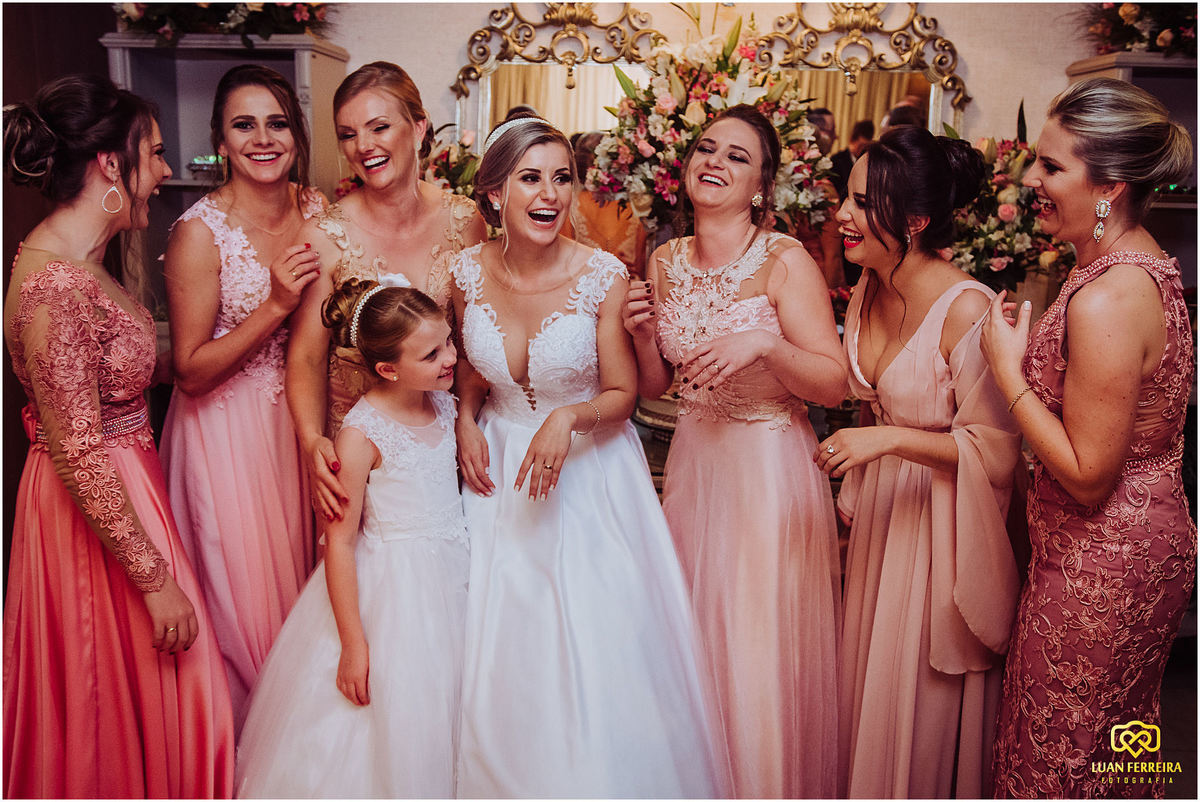 madrinha da noiva se divertindo com a noiva