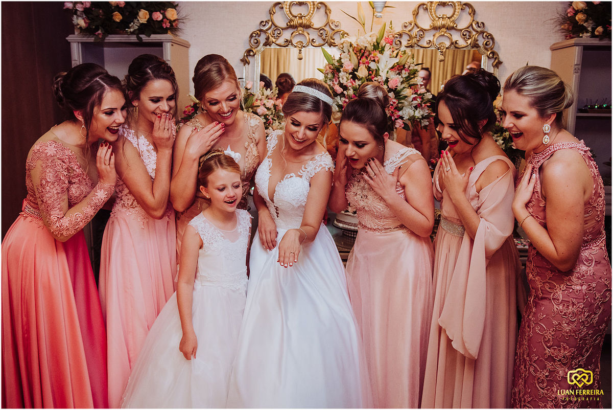 madrinhas da noiva olhando para a aliança