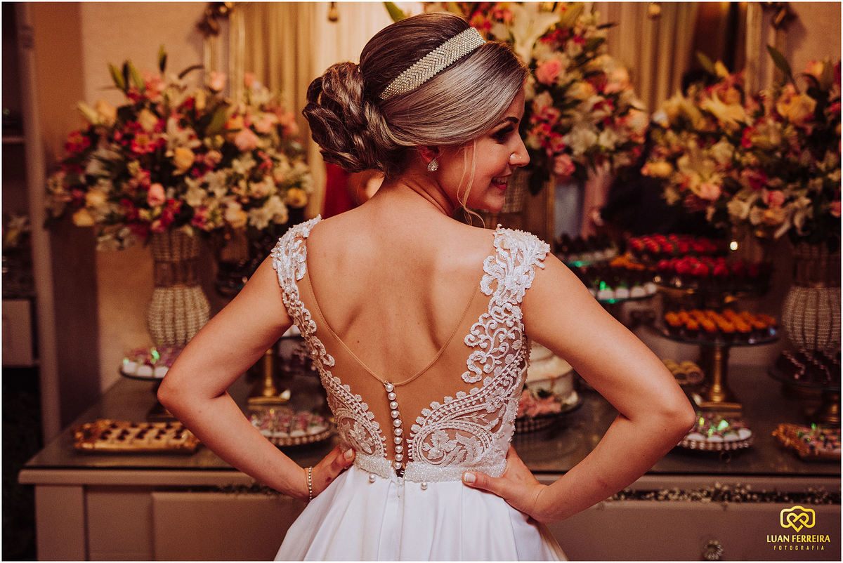 noiva de costa posando para foto linda