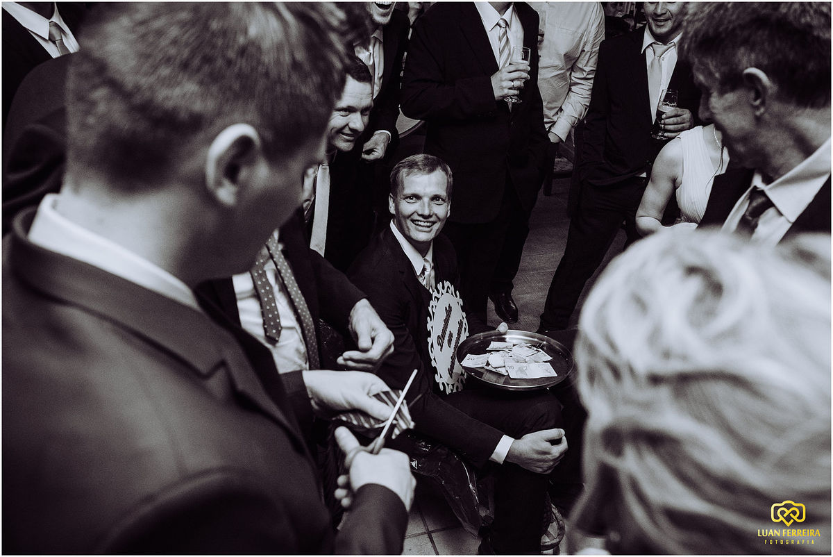 noivo comemorando com os padrinhos