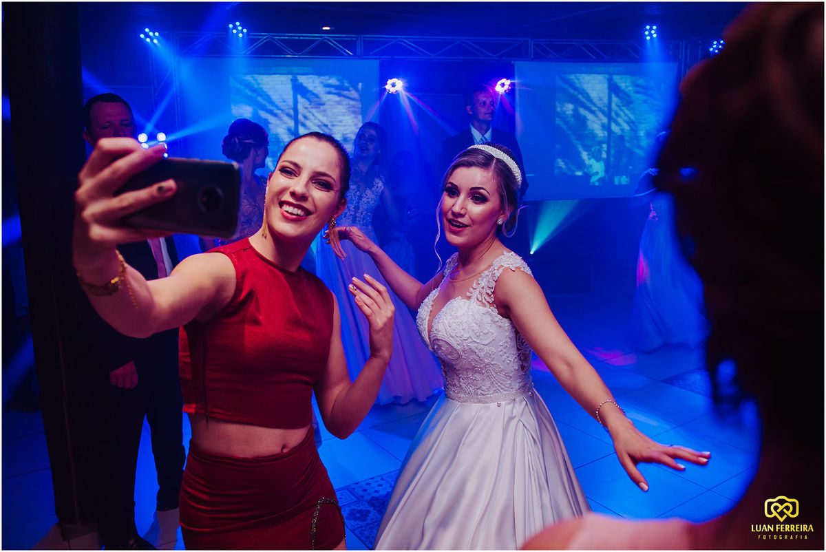 noiva dançando no casamento