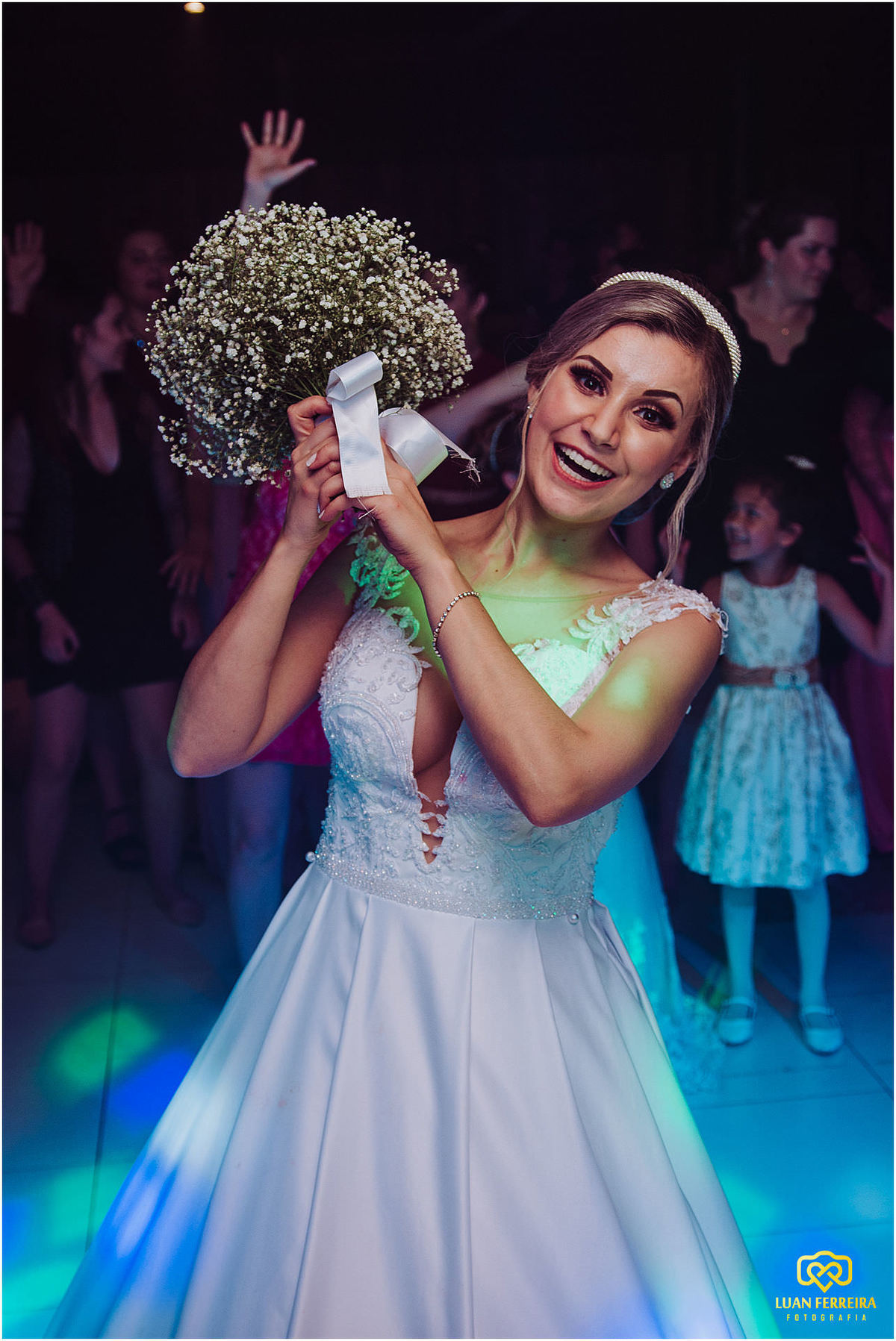 Noiva jogando o buque