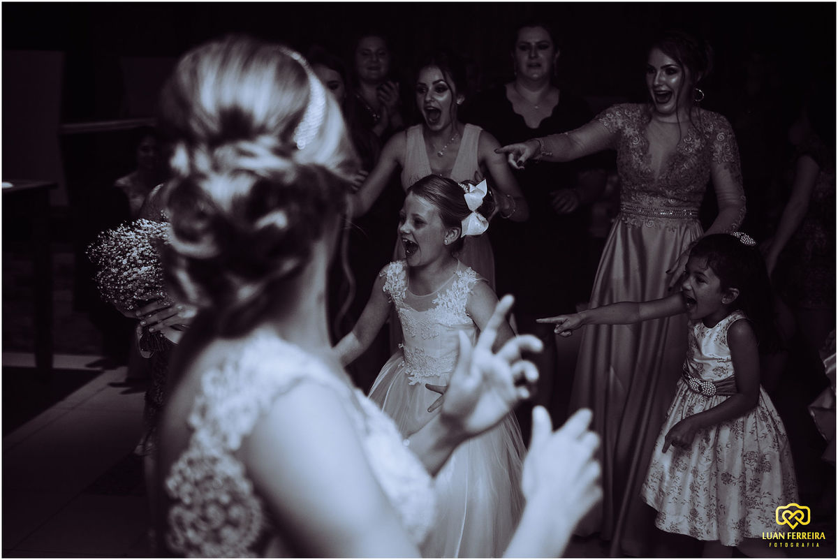 noiva jaga o buque para as madrinhas