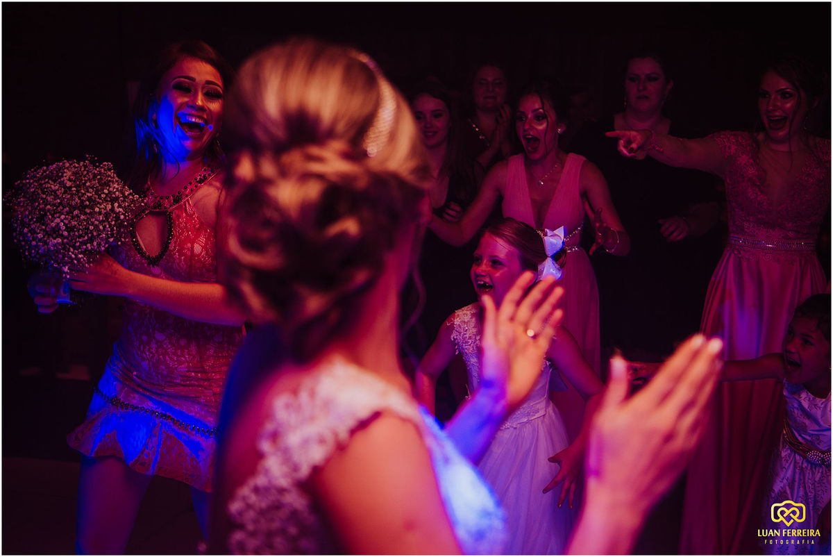 noiva jaga o buque para as madrinhas