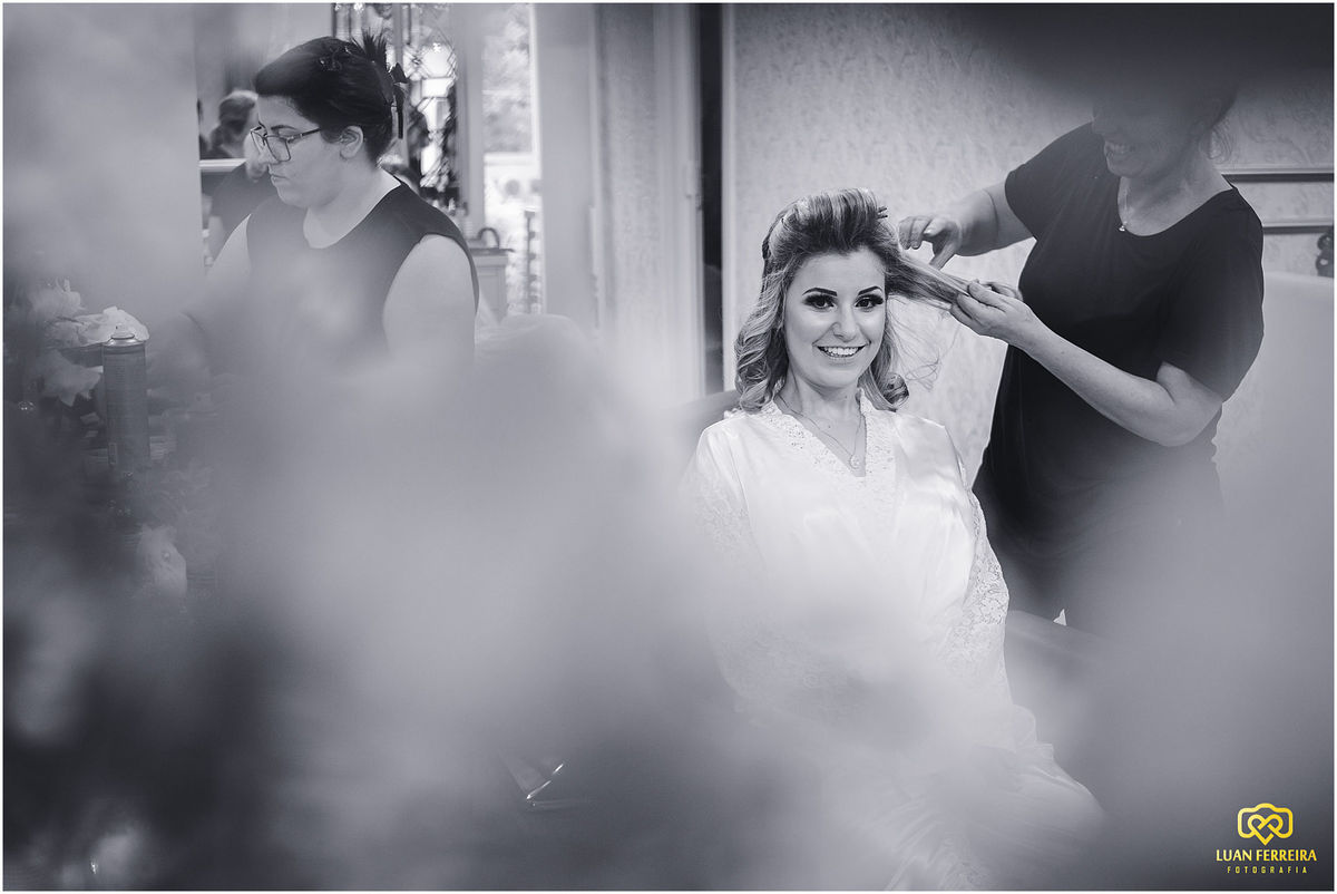 noiva se arrumando para o casamento