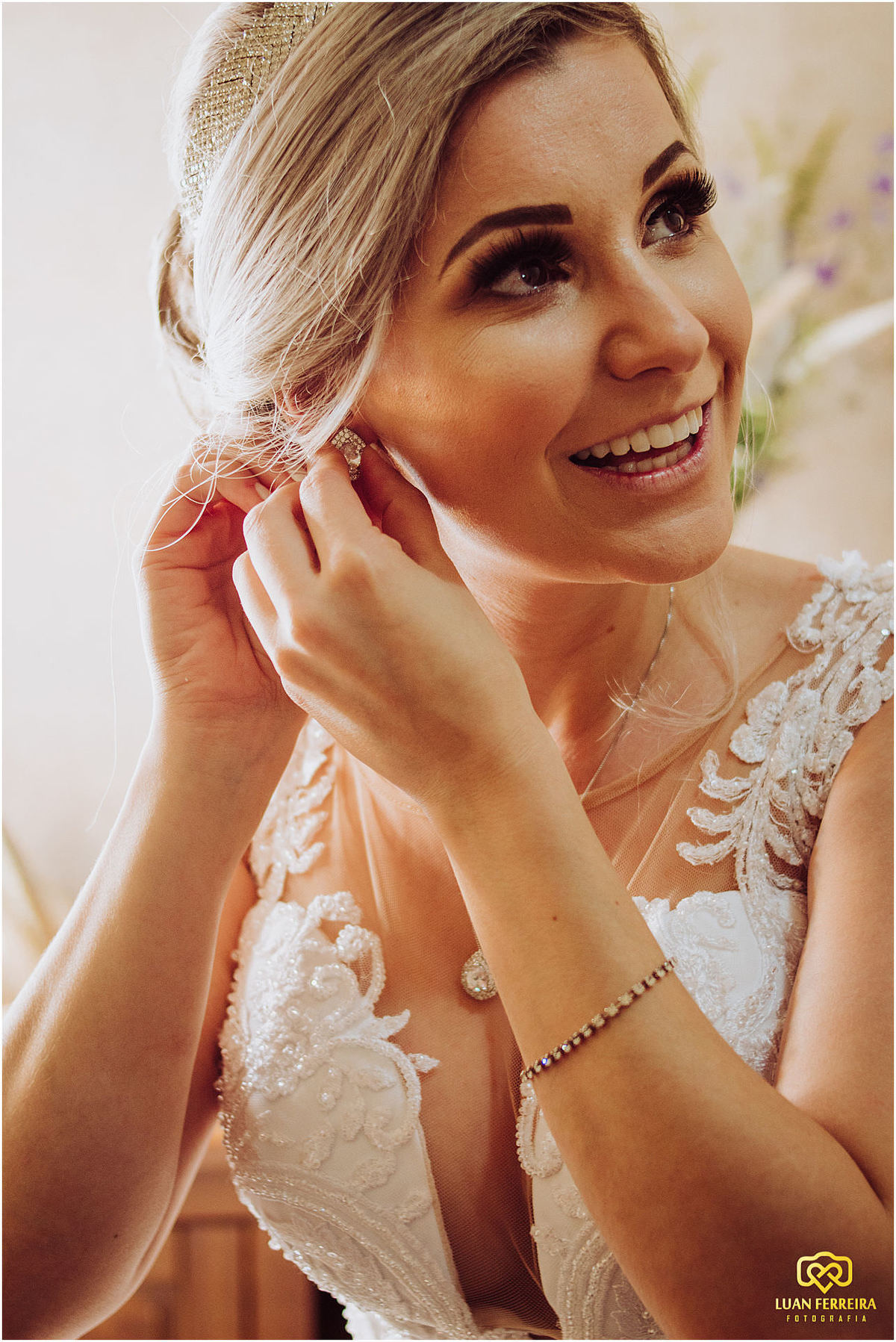 noiva colocando o brinco para o casamento