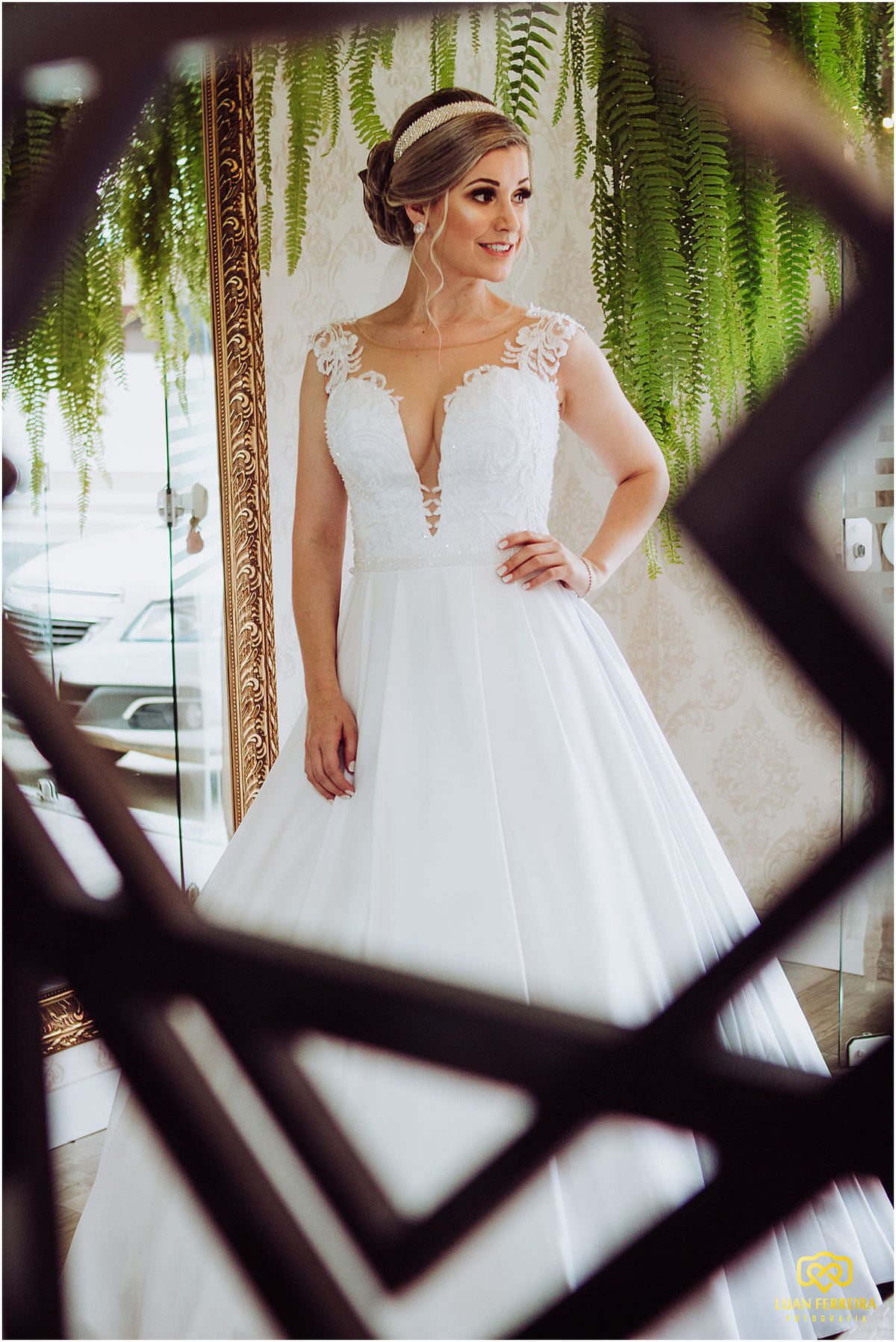 noiva se olhando no espelho antes do casamento em são Martinho-sc