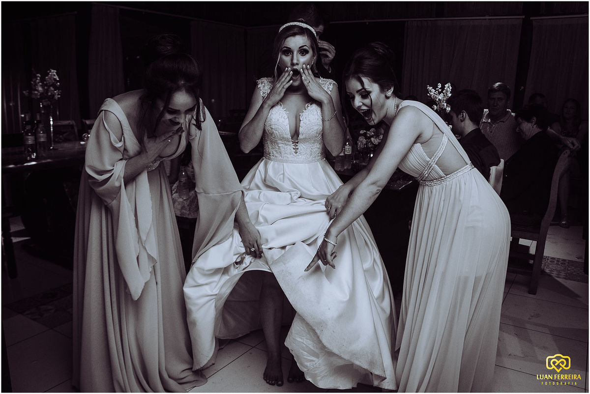noiva descalço no salão dançando com as amigas 