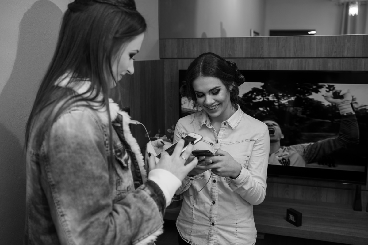 amigas olhando o celular antes do aniversario