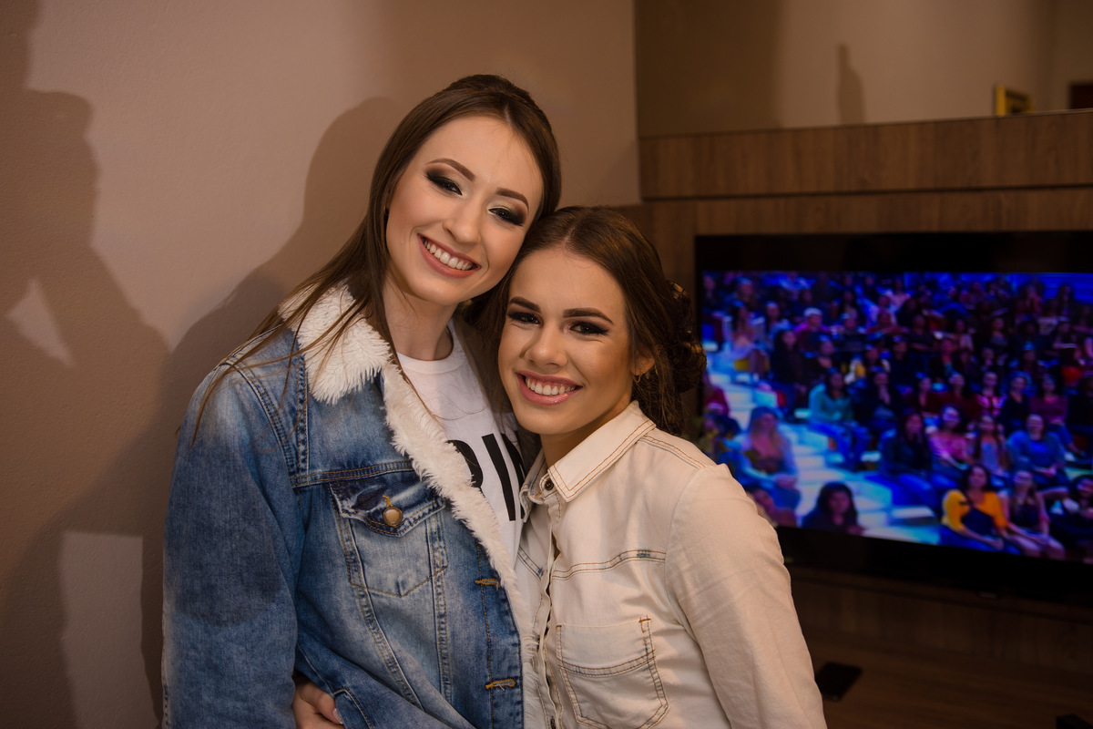 meninas olhando para a foto