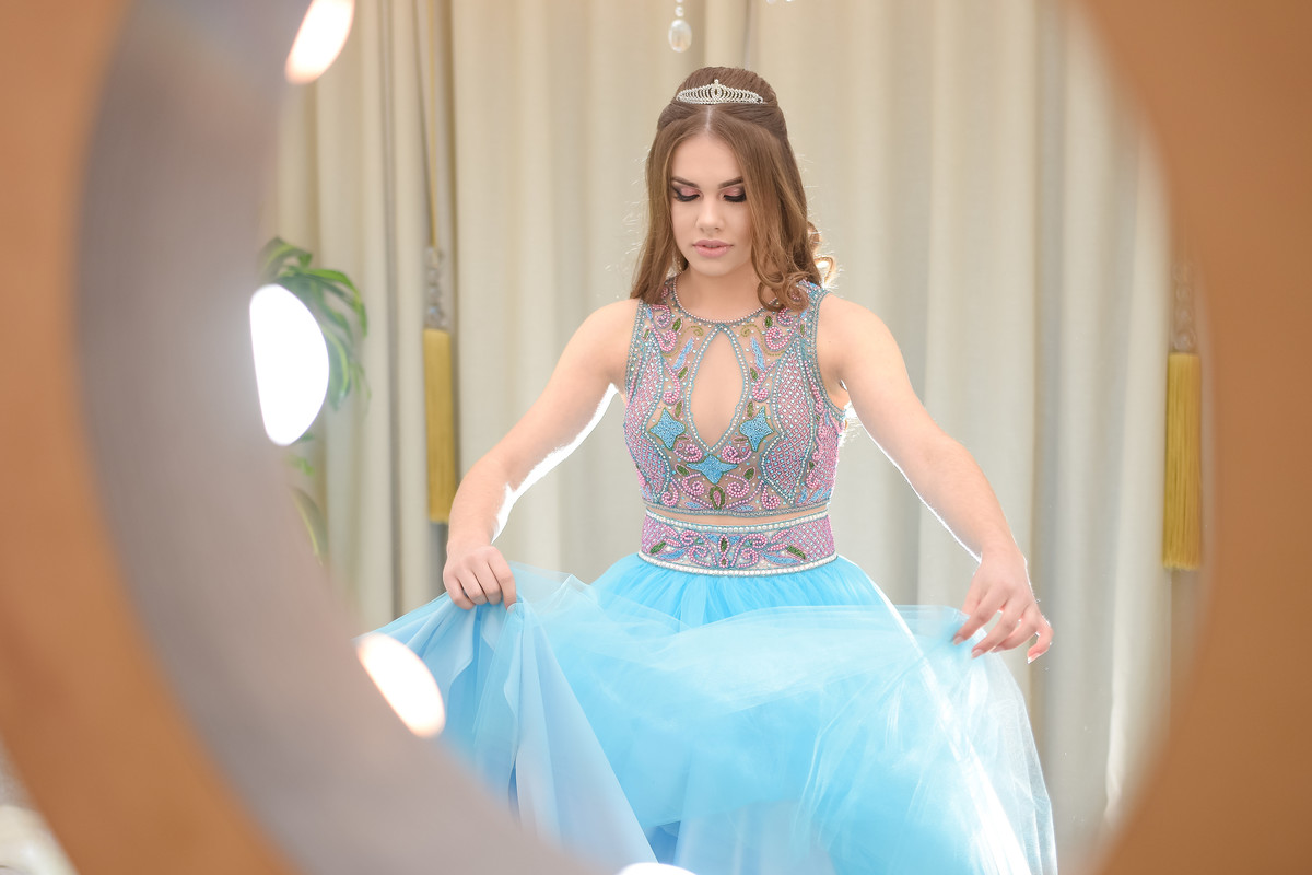 aniversariante se arrumando na salão antes da festa de 115 anos em armazém santa catarina